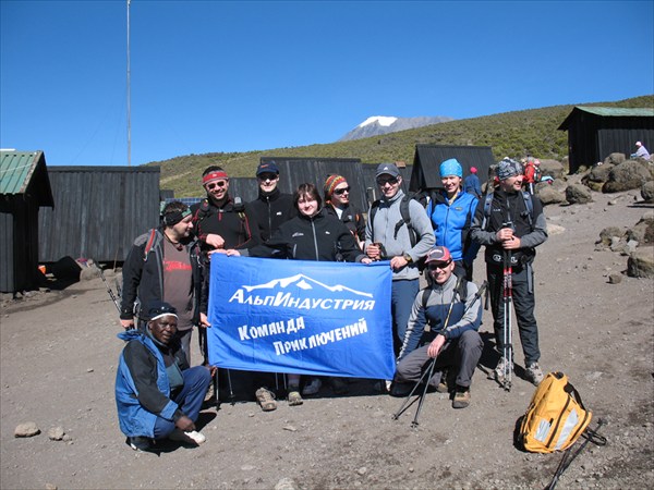 на фото: Хоромбо.За нами-снега Килиманджаро